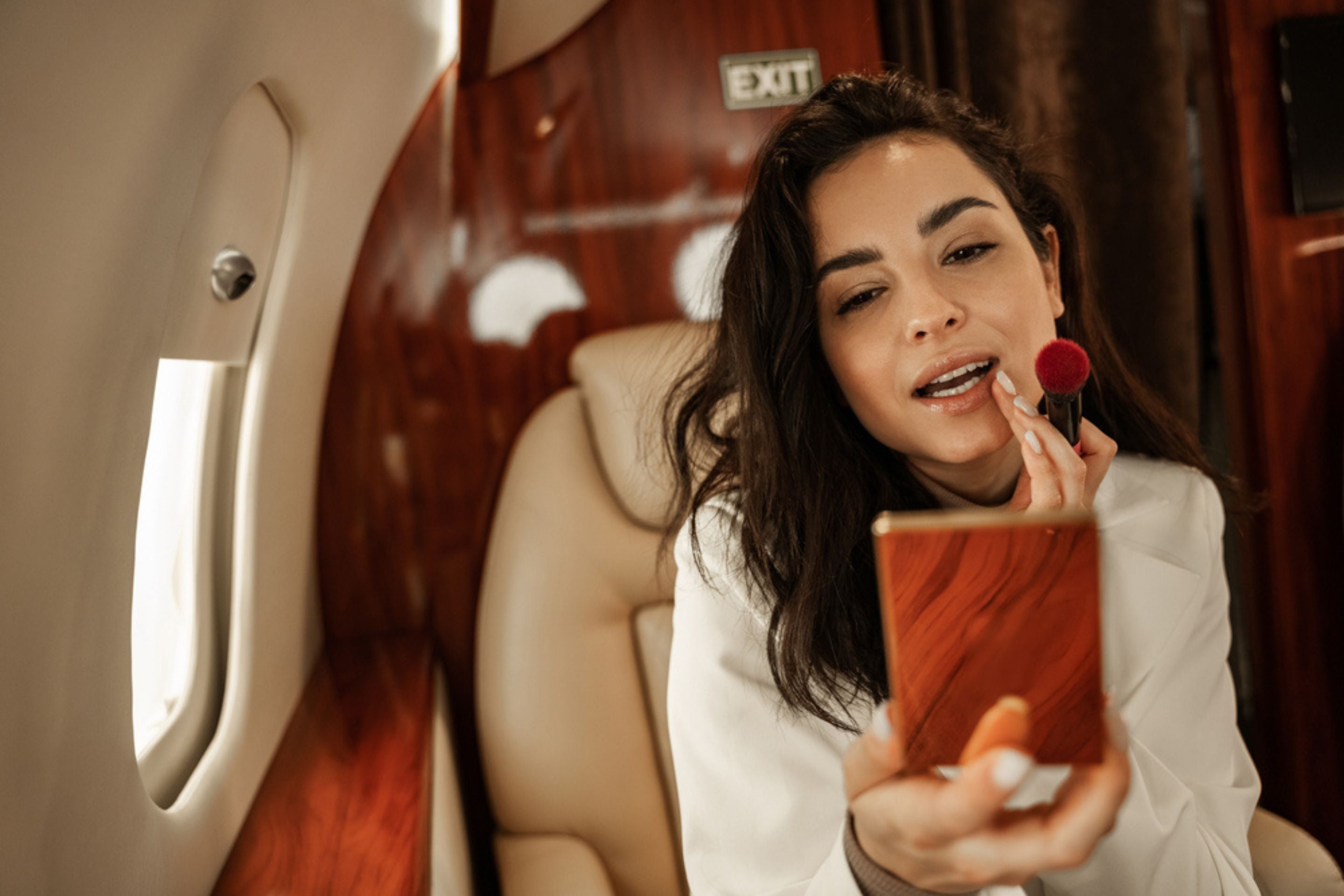 How to Freshen Up After a Long Flight: 8 Simple Tips That Really Help